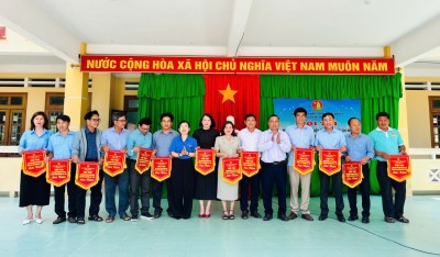 Ban Tổ chức tặng cờ lưu niệm cho các Liên đội tham gia Hội thi.