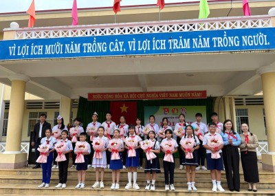 Ban tổ chức tặng hoa cho các Liên đội tham gia hội thi.