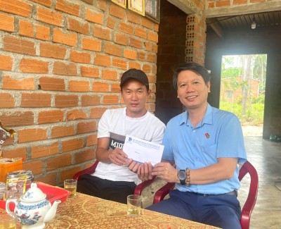 Đồng chí Lương Minh Tùng, Bí thư Tỉnh Đoàn, Chủ tịch Hội LHTN Việt Nam tỉnh thăm, động viên tặng quà cho thanh niên Nguyễn Ngọc Thiên.