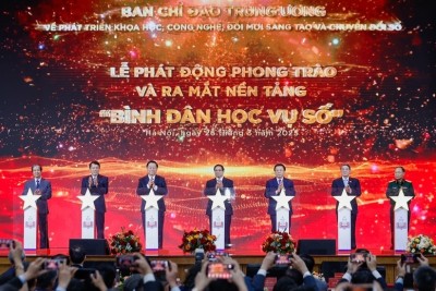 Thủ tướng Phạm Minh Chính và các đại biểu thực hiện nghi thức phát động phong trào “Bình dân học vụ số”. Ảnh: VGP 