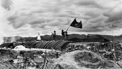 Ngày 7/5/1954, toàn bộ tập đoàn cứ điểm của địch ở Điện Biên Phủ đã bị quân ta tiêu diệt, lá cờ "Quyết chiến quyết thắng" phấp phới bay trên nóc hầm Đờ Cát. Ảnh tư liệu: TTXVN
