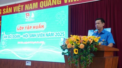 Đ/c Võ Duy Kha, Phó Bí thư Tỉnh Đoàn, Chủ tịch Hội Sinh viên Việt Nam tỉnh phát biểu tại chương trình.