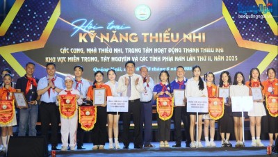 Ban Tổ chức tặng Cờ lưu niệm, Kỷ niệm chương và Giấy chứng nhận các đơn vị tham gia hội trại.