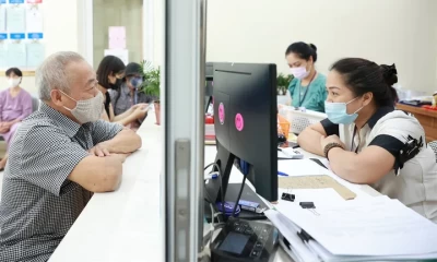 Công chức phường ở Hà Nội hỗ trợ người dân giải quyết thủ tục hành chính.