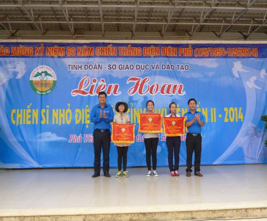 Ban Tổ chức trao giải cho các đơn vị xuất sắc