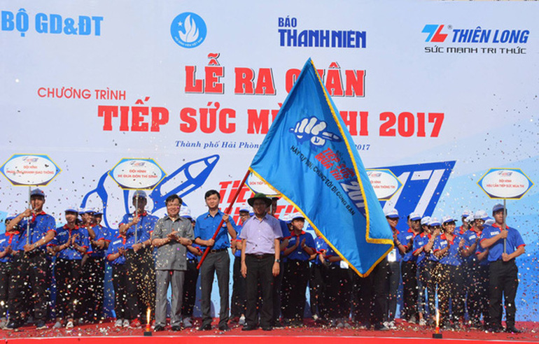 Lễ trao cờ lệnh chính thức ra quân “Tiếp sức mùa thi” năm 2017.