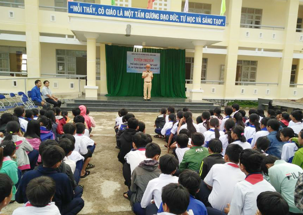 Quang cảnh buổi tuyên truyền phổ biến giáo dục, pháp luật về ATGT cho học sinh.