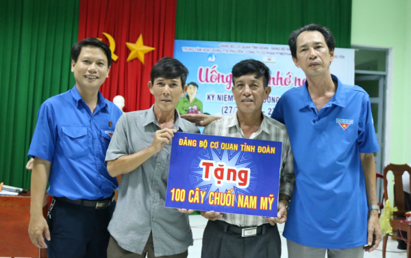 Đảng bộ cơ quan Tỉnh Đoàn tặng bảng tượng trưng 100 cây chuối Nam Mỹ cho Đảng ủy xã Xuân Cảnh.