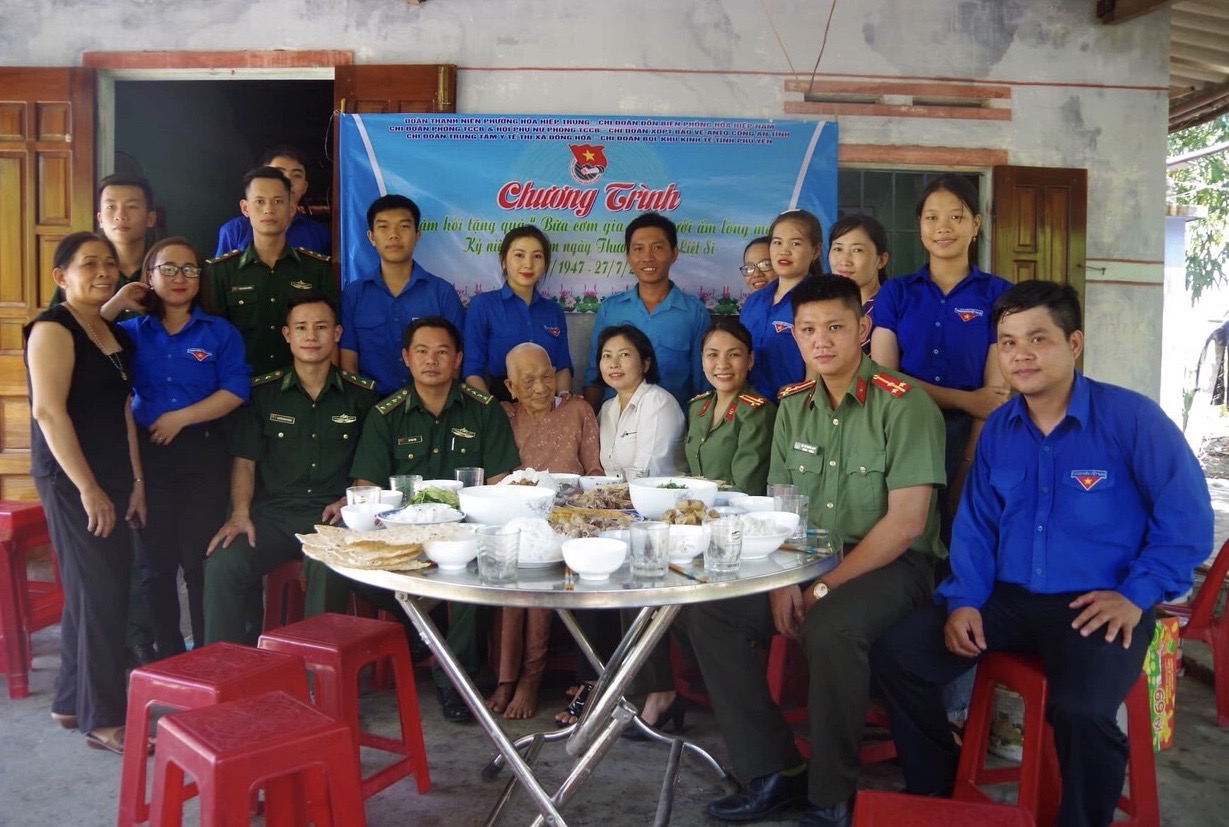 Các cơ sở Đoàn tổ chức chương trình "Bữa cơm gia đình, sưởi ấm lòng mẹ" cho 2 mẹ Việt Nam anh hùng tại Phường Hòa Hiệp Trung, TX.Đông Hòa