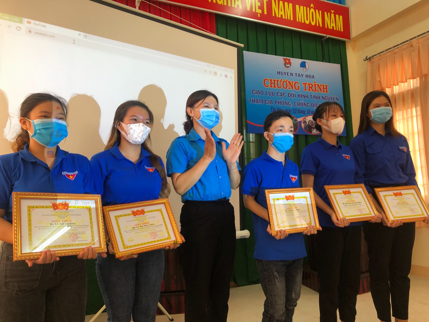 Khen thưởng các tình nguyện viên có thành tích xuất sắc trong tham gia hỗ trợ phòng, chống dịch COVID-19.