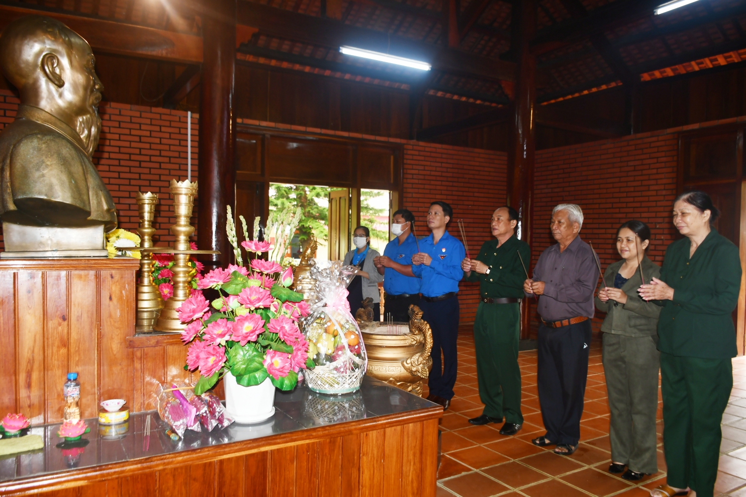 Các đại biểu dâng hương tại Nhà thờ Bác Hồ, xã Sơn Định, huyện Sơn Hòa.