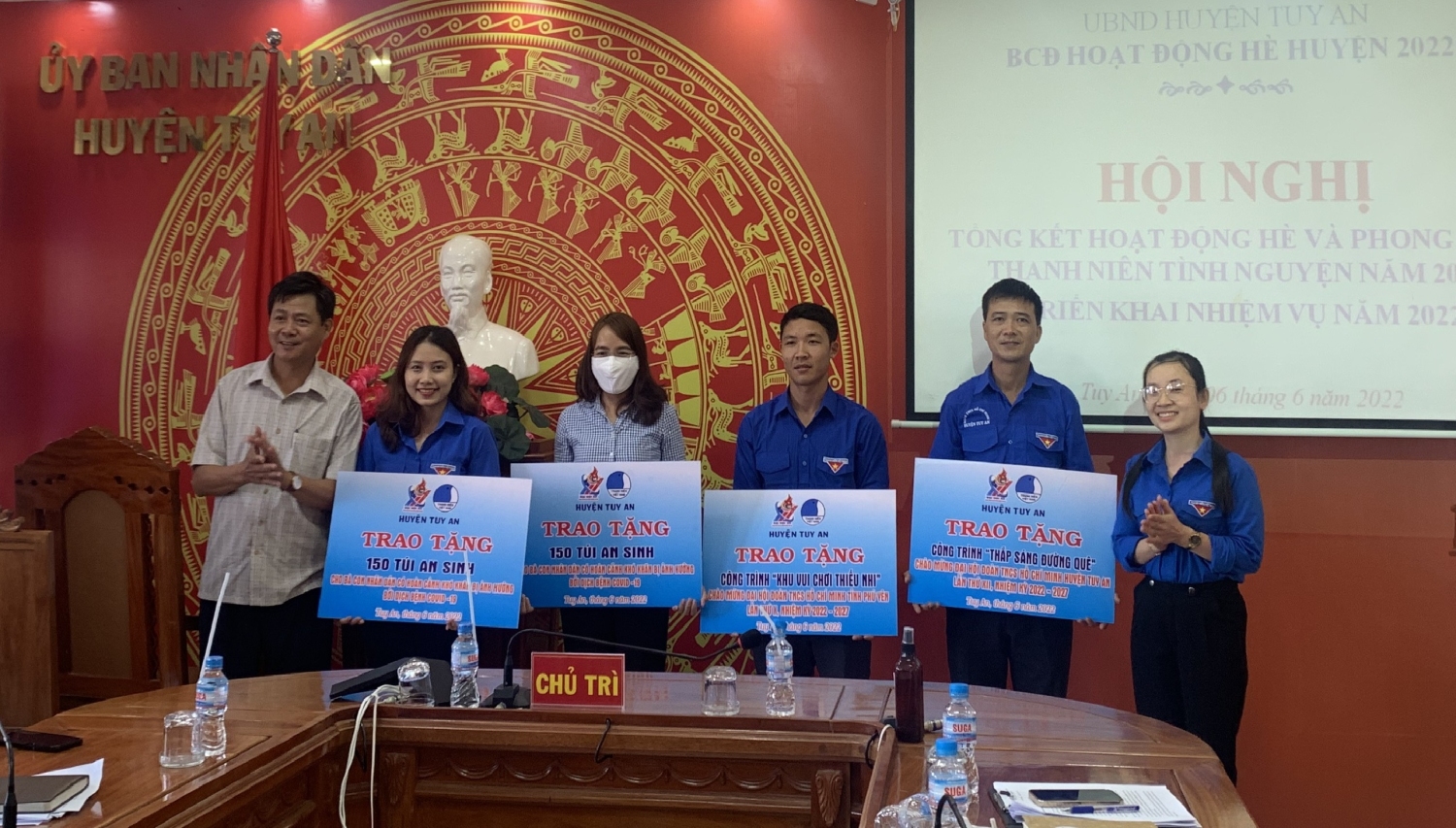 Các đơn vị nhận bảng tượng trưng các công trình, phần việc an sinh xã hội.