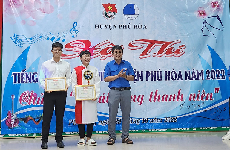Bí thư Huyện Đoàn Phú Hòa Phan Anh Quốc trao giải nhất, nhì cho các thí sinh.