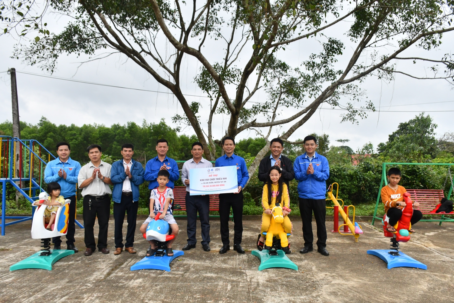 Thường trực Tỉnh Đoàn bàn giao công trình “Khu vui chơi cho thiếu nhi” cho địa phương.