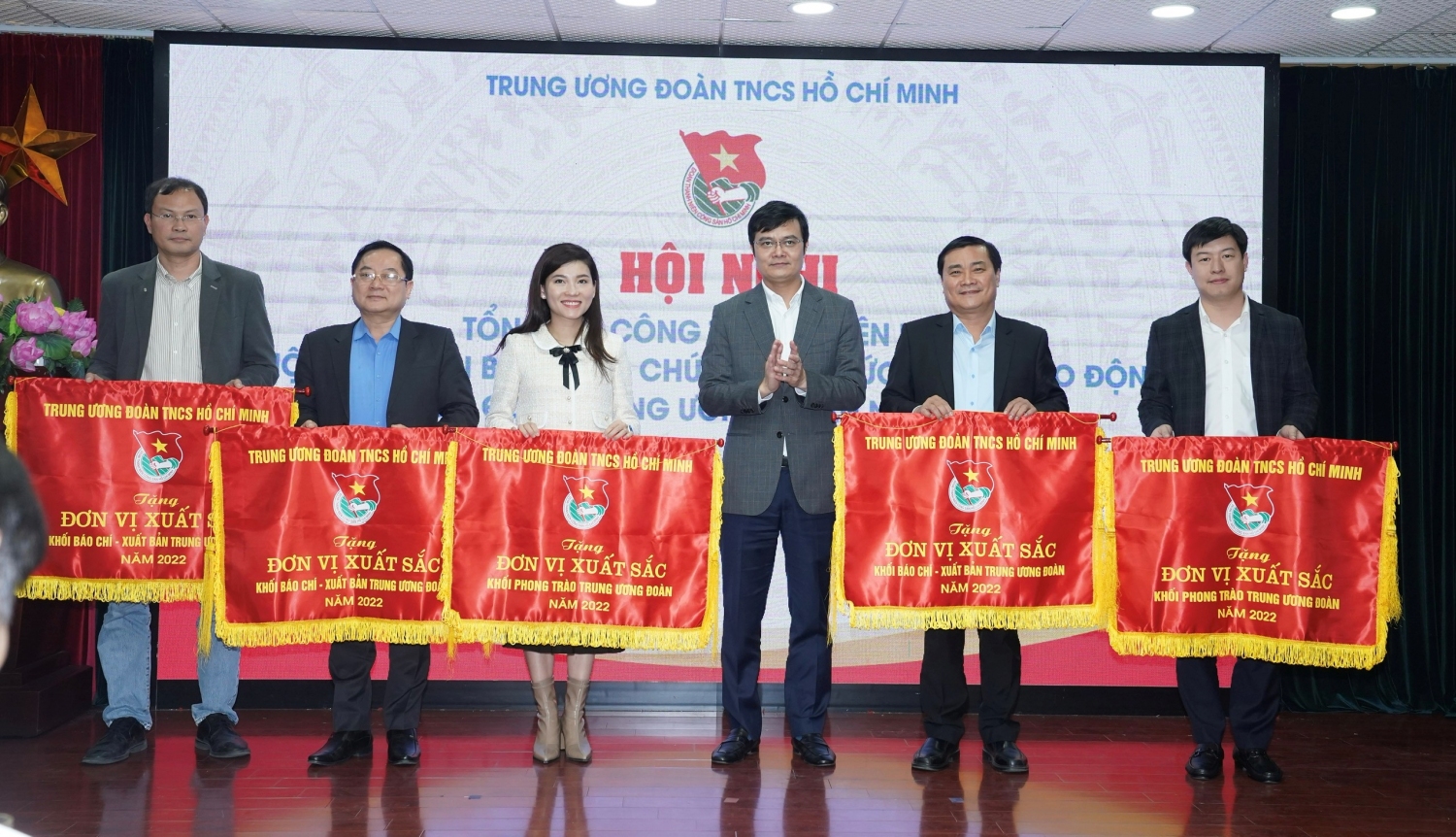 Đồng chí Bùi Quang Huy, Uỷ viên dự khuyết T.Ư Đảng, Bí thư thứ nhất T.Ư Đoàn trao tặng Cờ thi đua cho 05 đơn vị.
