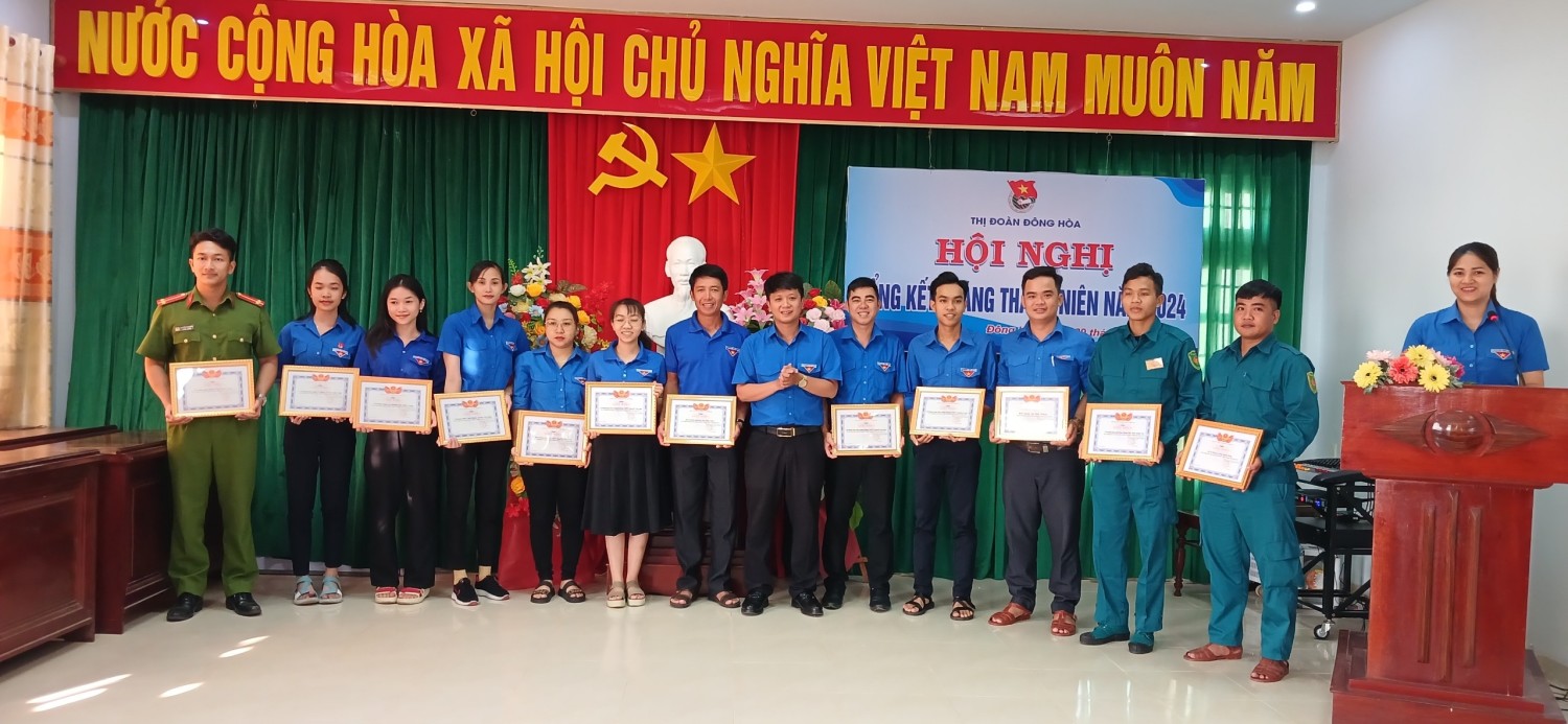   Phó Bí thư Thị Đoàn Lê Vũ Long (giữa) trao giấy khen cho các tập thể.