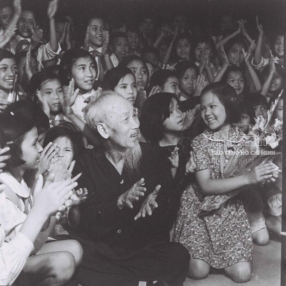 Bác Hồ chung vui với các cháu thiếu nhi Ngày Quốc tế thiếu nhi năm 1969 (Ảnh sưu tầm)