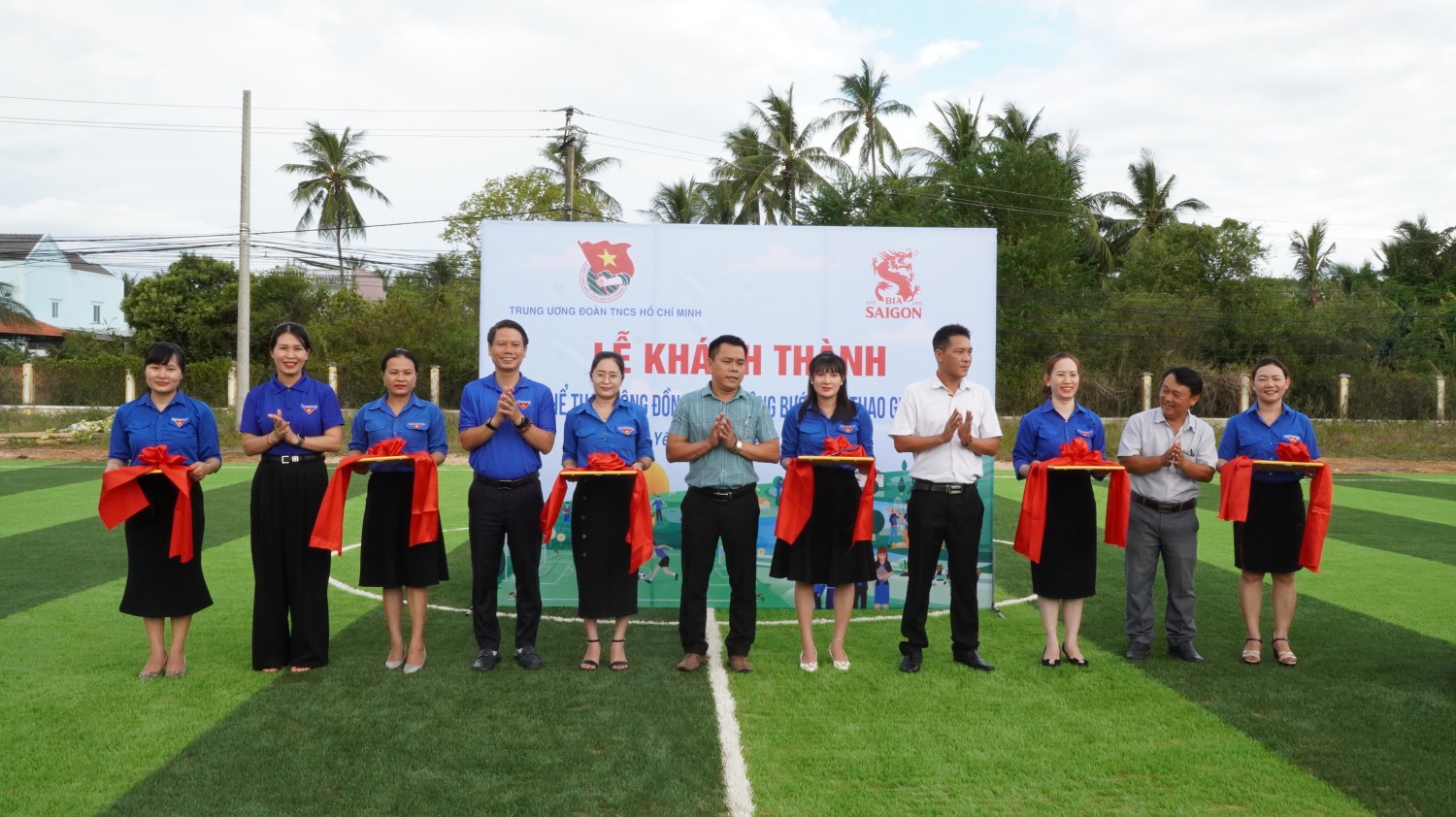 Thường trực Tỉnh Đoàn, đại diện đơn vị tài trợ và chính quyền địa phương cắt băng khánh thành công trình thanh niên “Sân thể thao cộng đồng”.
