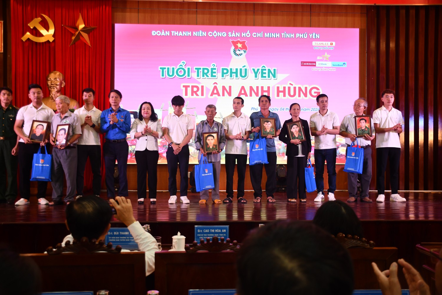 Đồng chí Cao Thị Hòa An, Phó Bí thư Thường trực Tỉnh ủy, Chủ tịch HĐND tỉnh trao quà và ảnh cho thân nhân, gia đình các liệt sĩ.