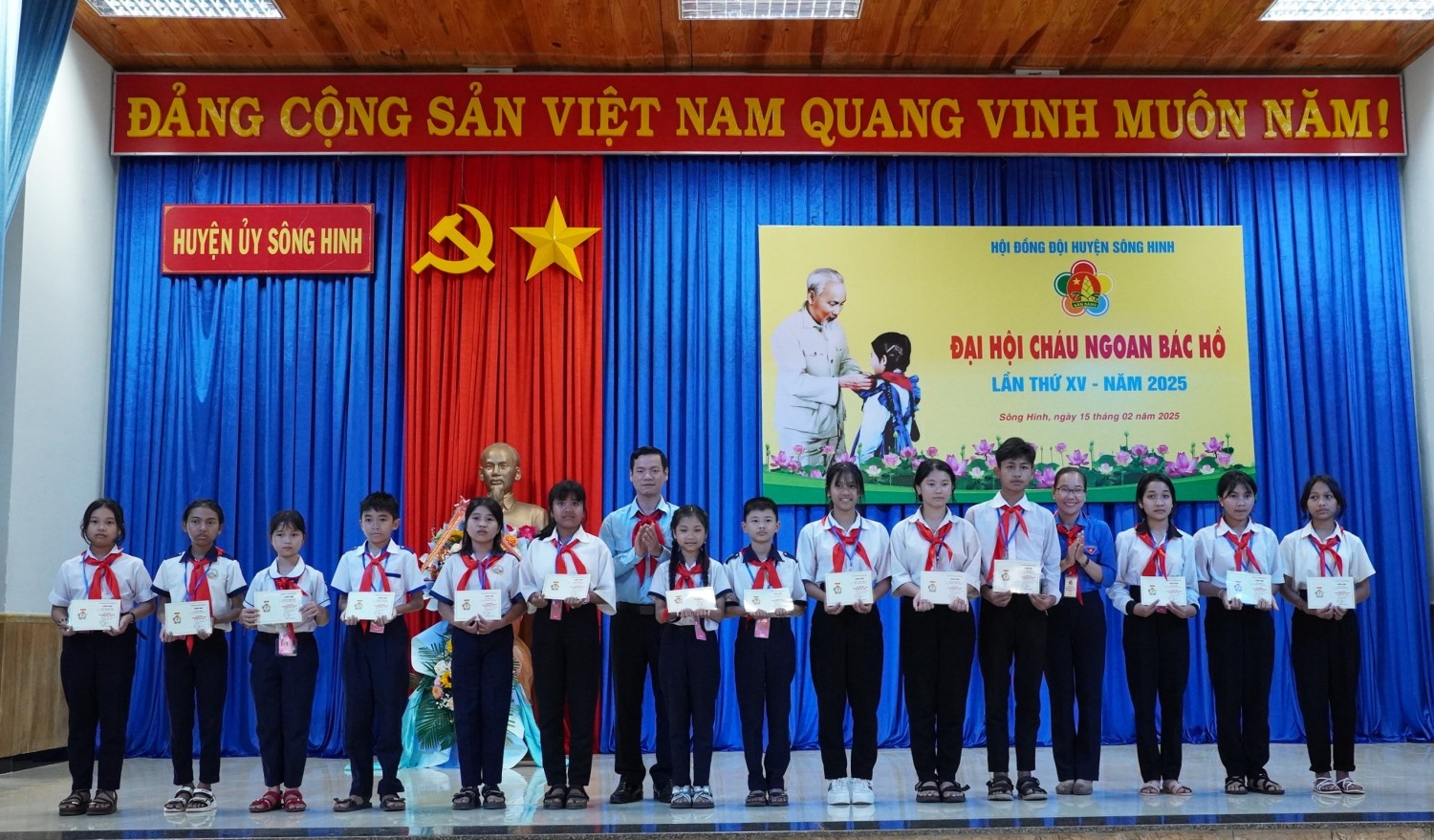 Đại biểu Lãnh đạo trao tuyên dương khen thưởng cho các em tại Đại hội