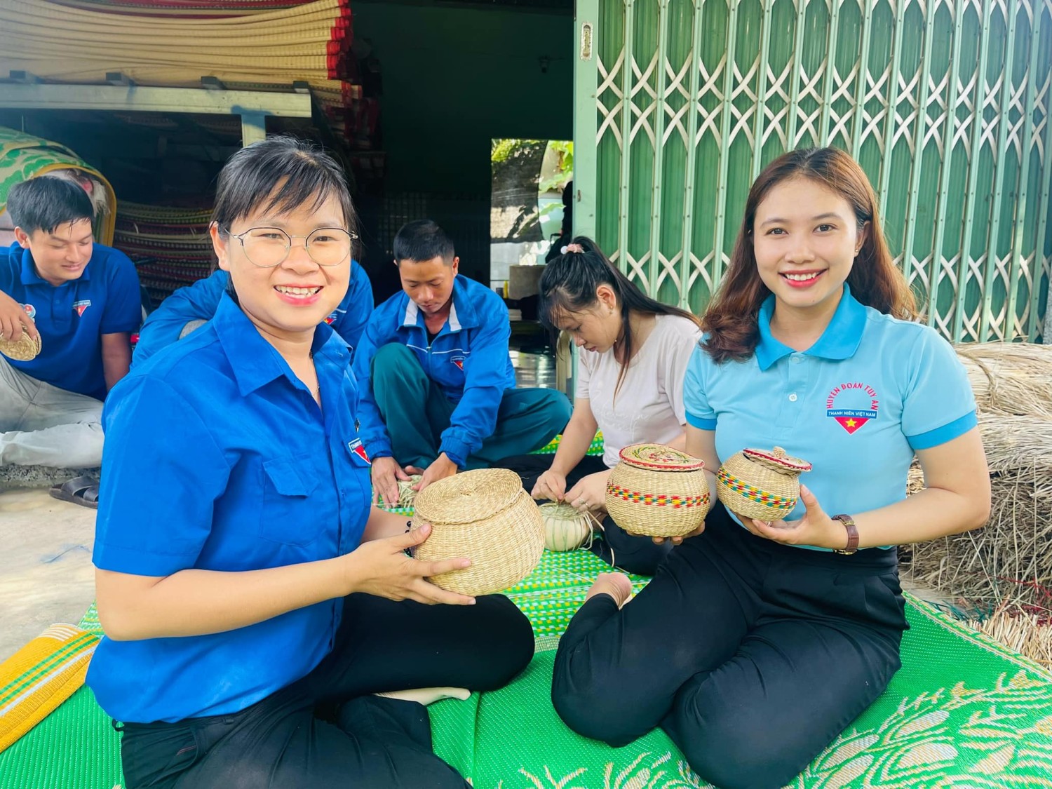 Đoàn viên, thanh niên huyện tham quan, học tập mô hình của Anh Quân.