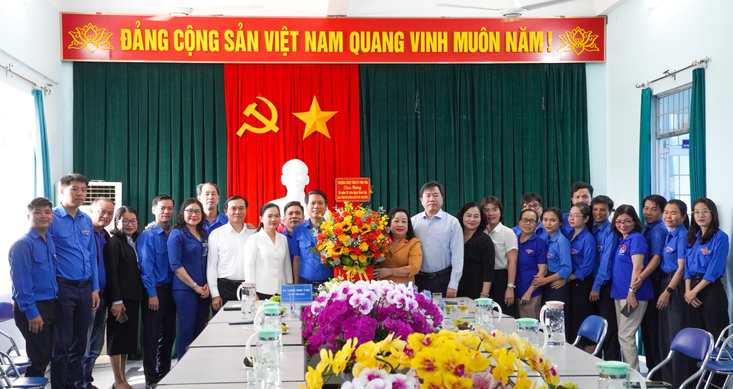 Đồng chí Cao Thị Hòa An, Phó Bí thư Thường trực Tỉnh ủy, Chủ tịch HĐND tỉnh cùng các đồng chí trong Ban Thường vụ Tỉnh ủy tặng hoa chúc mừng Tỉnh Đoàn nhân kỷ niệm 94 Ngày thành lập Đoàn TNCS Hồ Chí Minh.
