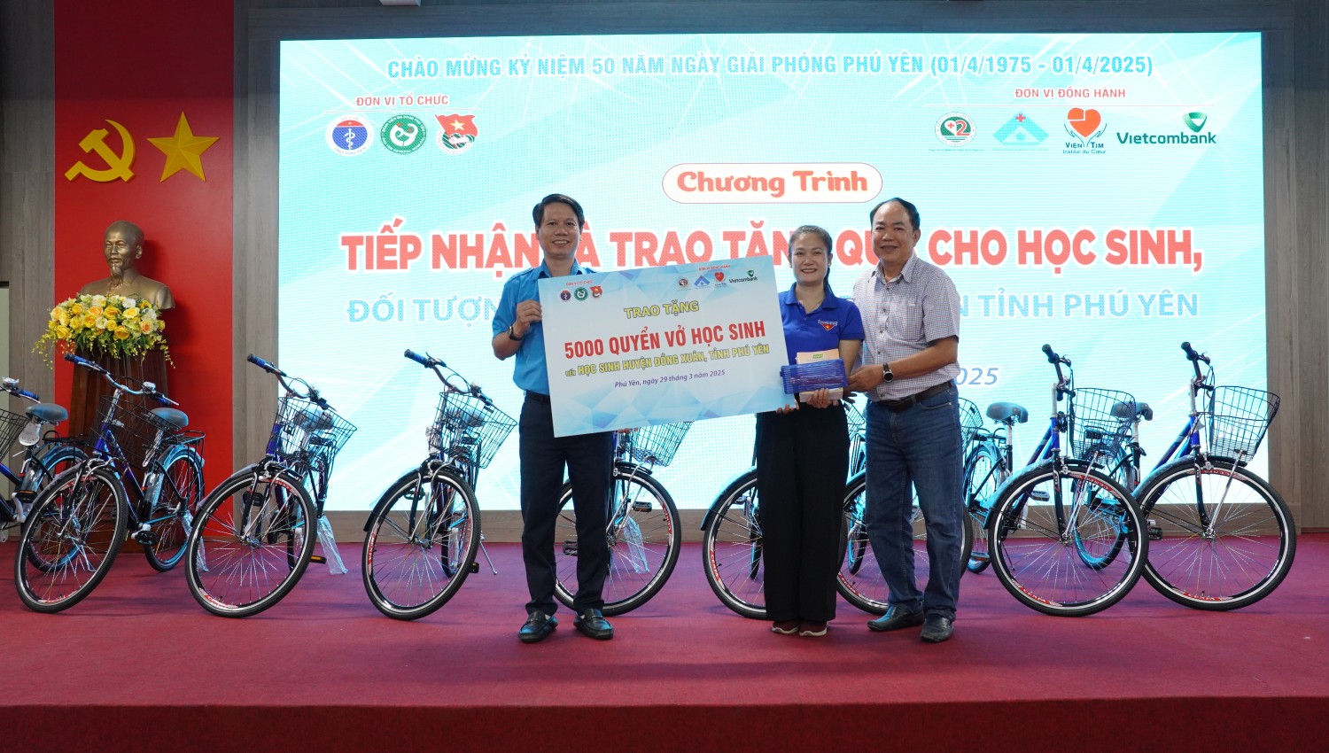 Đoàn trao biểu trưng tặng 5.000 quyển vở cho học sinh có hoàn cảnh khó khăn huyện Đồng Xuân.