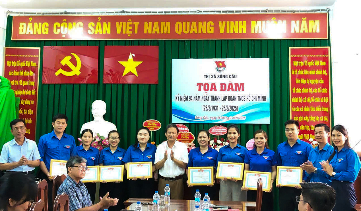 Ban Thường vụ Thị Đoàn khen thưởng cá nhân có thành tích tiêu biểu, xuất sắc trong công tác Đoàn.