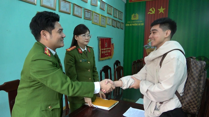 Anh Nguyễn Văn Hùng (áo trắng) đến trụ sở Công an phường An Cựu (quận Thuận Hóa, thành phố Huế) trình báo sự việc có người chuyển nhầm tiền vào tài khoản của mình, và nhờ công an tìm người trả lại.
