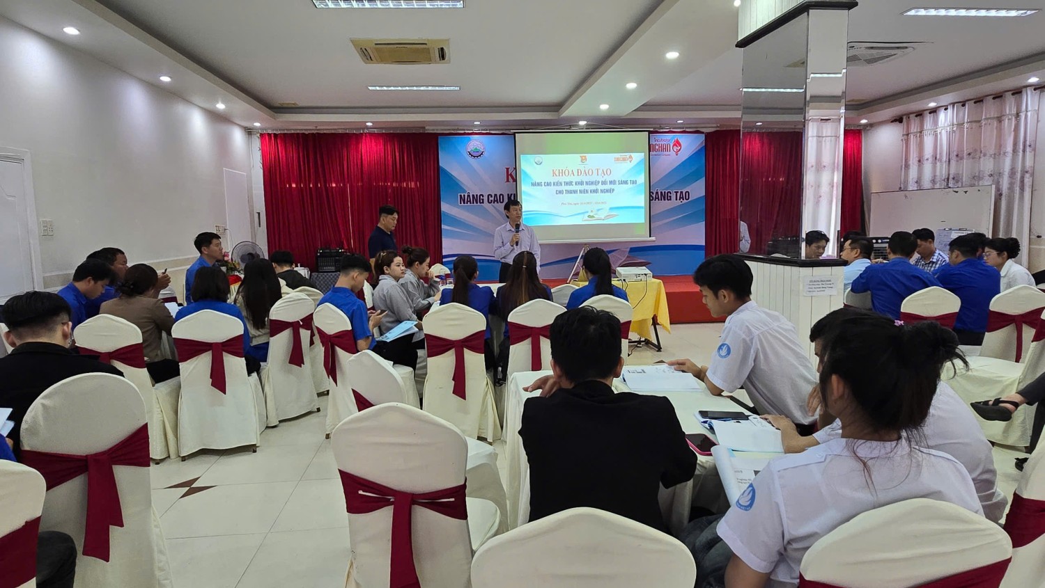 Quang cảnh Khóa đào tạo nâng cao kiến thức khởi nghiệp đổi mới sáng tạo cho thanh niên.
