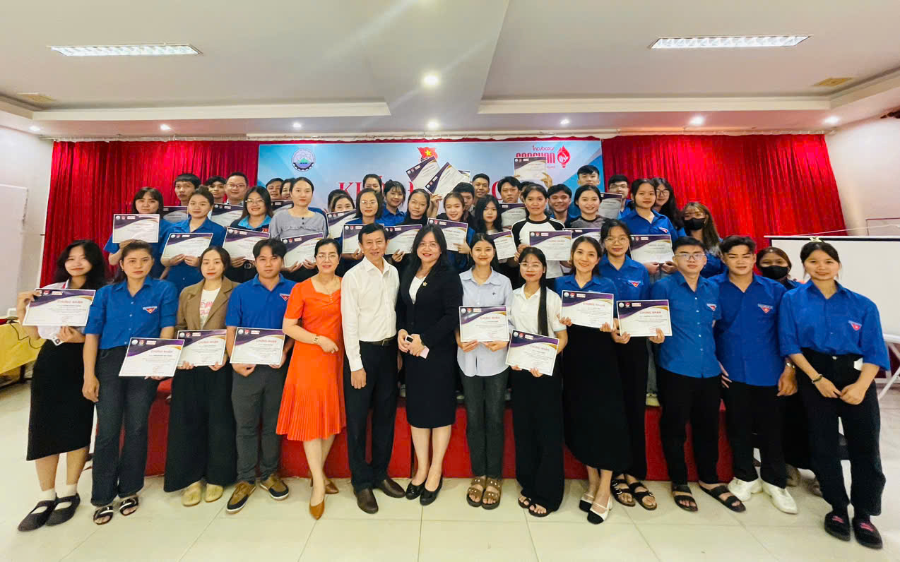 Ban tổ chức đã trao giấy chứng nhận cho đoàn viên, thanh niên đã hoàn thành khóa đào tạo.